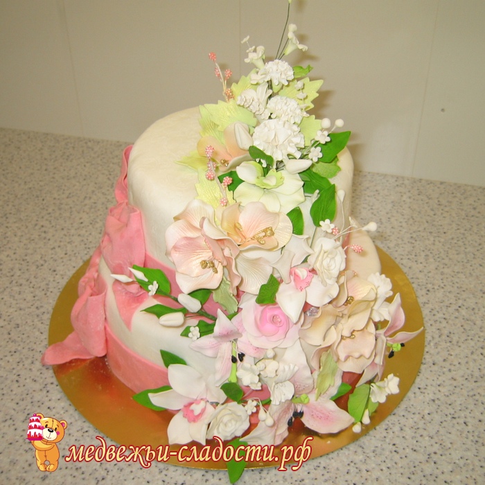 Свадебный торт с большим букетом в бежево-салатовых тонах с цветами шиповника